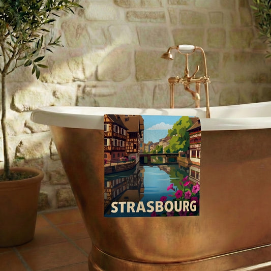 Serviette de bain souvenir de la ville de Strasbourg avec une illustration stylisée.