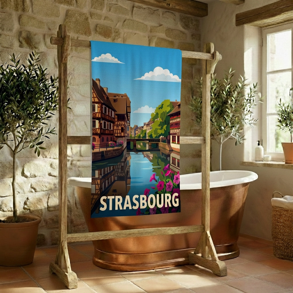 Serviette de bain souvenir de la ville de Strasbourg avec une illustration stylisée.