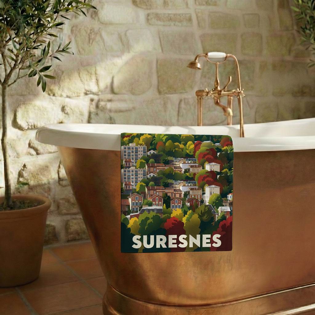 Serviette de bain souvenir de la ville de Suresnes avec une illustration stylisée de ses paysages.