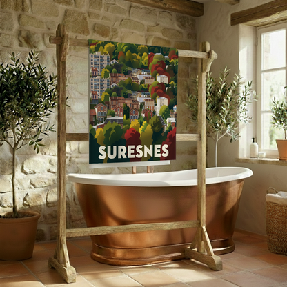Serviette de bain souvenir de la ville de Suresnes avec une illustration stylisée.