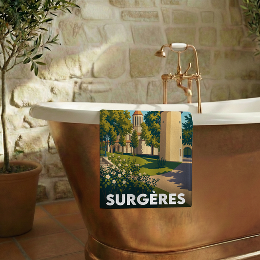 Serviette de bain souvenir de la ville de Surgères avec une illustration stylisée.