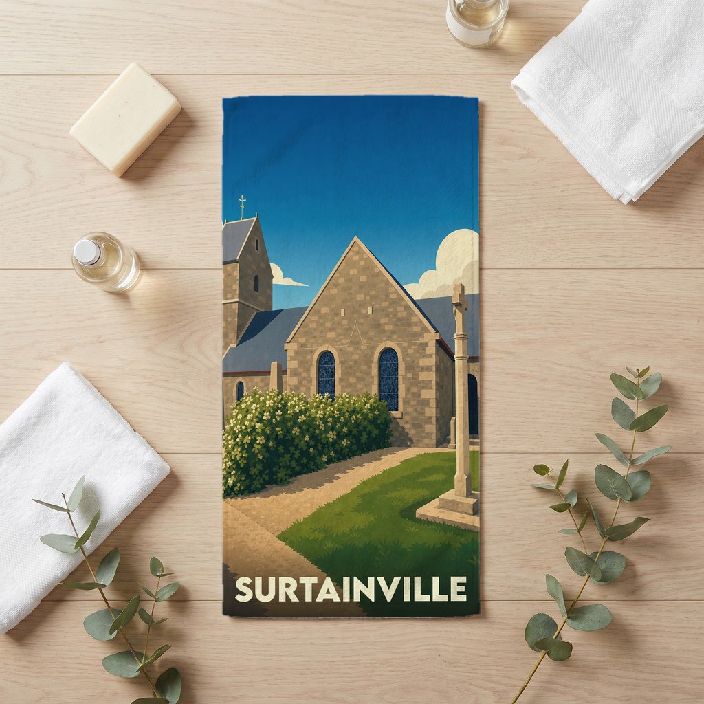Serviette de bain souvenir de la ville de Surtainville avec une illustration stylisée de son église.