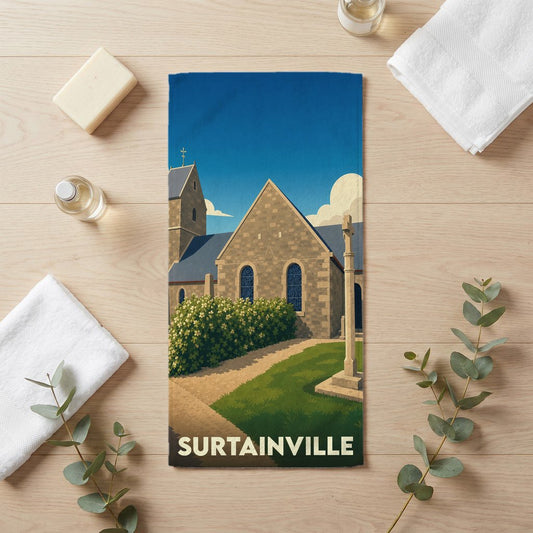 Serviette de bain souvenir de la ville de Surtainville avec une illustration stylisée de son église.