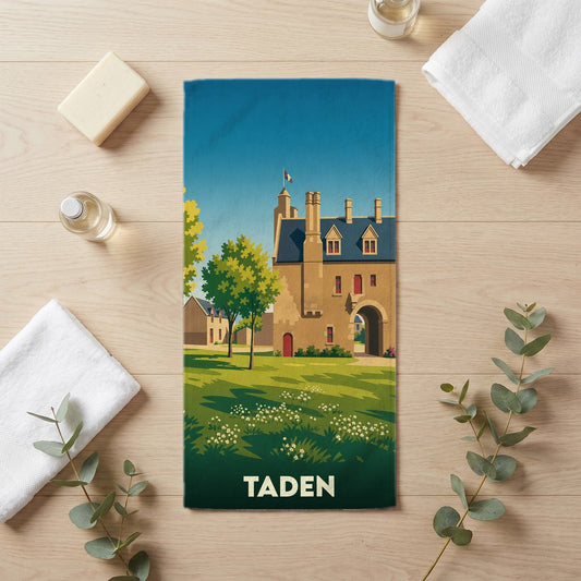 Serviette de bain souvenir de la ville de Taden avec une illustration stylisée de son patrimoine architectural.