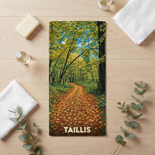 Serviette de bain souvenir de la ville de Taillis avec une illustration stylisée d'un chemin forestier en automne.