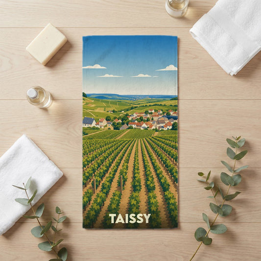 Serviette de bain souvenir de la ville de Taissy illustrée de vignobles et de maisons de village.
