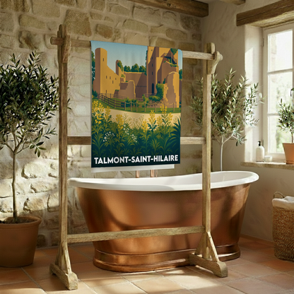 Serviette de bain souvenir de la ville de Talmont-Saint-Hilaire avec une illustration stylisée de son château.