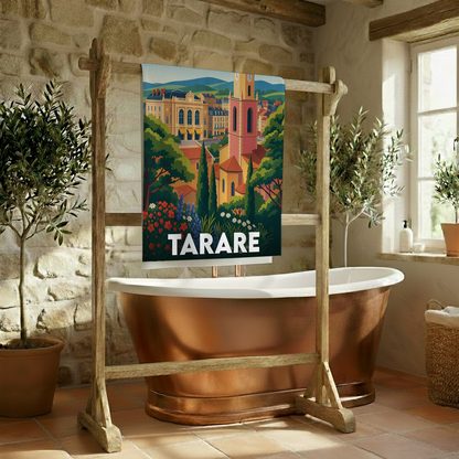 Serviette de bain souvenir de la ville de Tarare avec une illustration colorée et stylisée.
