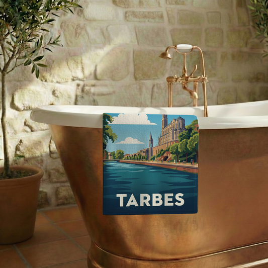 Serviette de bain souvenir de la ville de Tarbes avec une illustration stylisée de son paysage urbain.