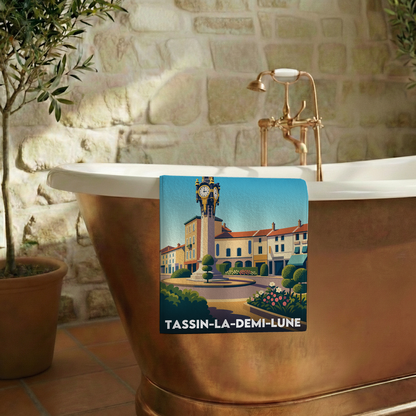 Serviette de bain souvenir de la ville de Tassin-la-Demi-Lune avec une illustration stylisée.