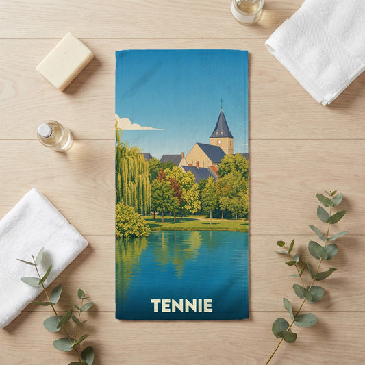 Serviette souvenir de la ville de Tennie avec une illustration stylisée d'un paysage lacustre.