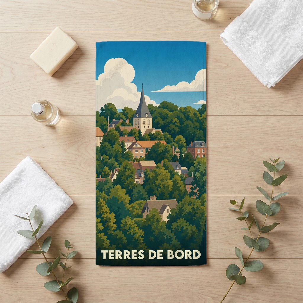 Serviette de bain souvenir de Terres de Bord avec une illustration stylisée d'un village normand niché dans la forêt.