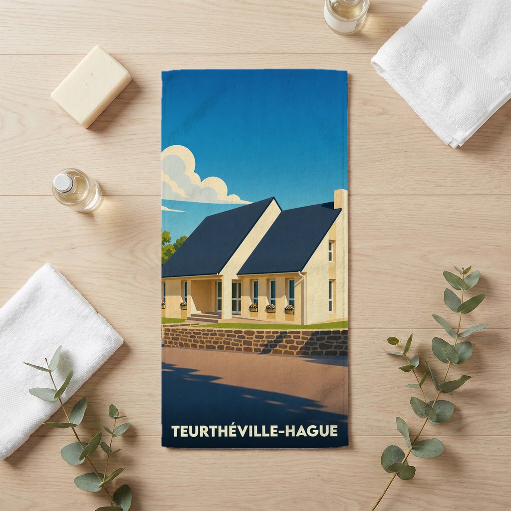 Serviette de bain souvenir de Teurthéville-Hague ornée d'une illustration stylisée de maison normande.