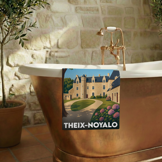 Serviette de bain souvenir de la ville de Theix-Noyalo avec une illustration stylisée de son patrimoine.