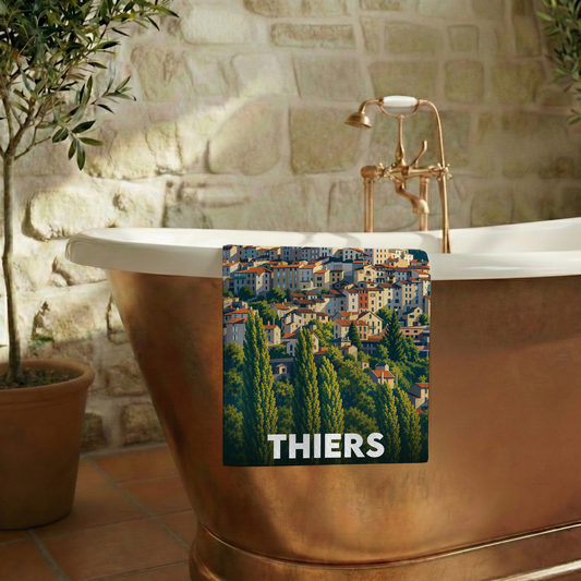 Serviette de bain souvenir de la ville de Thiers avec une illustration stylisée.