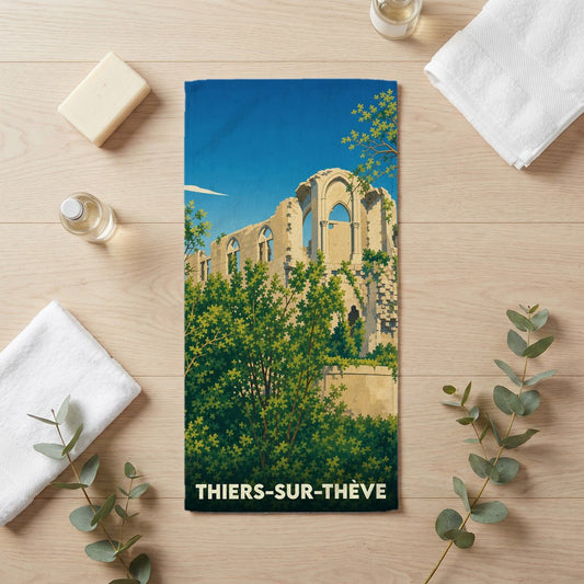 Serviette de bain souvenir de Thiers-sur-Thève illustrée d'une vue artistique des ruines du château royal.