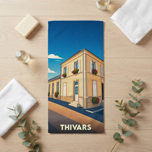 Serviette de bain souvenir de la ville de Thivars avec une illustration stylisée d'un bâtiment fleuri.