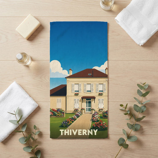 Serviette de bain souvenir de la ville de Thiverny avec une illustration stylisée d'une maison bourgeoise fleurie.