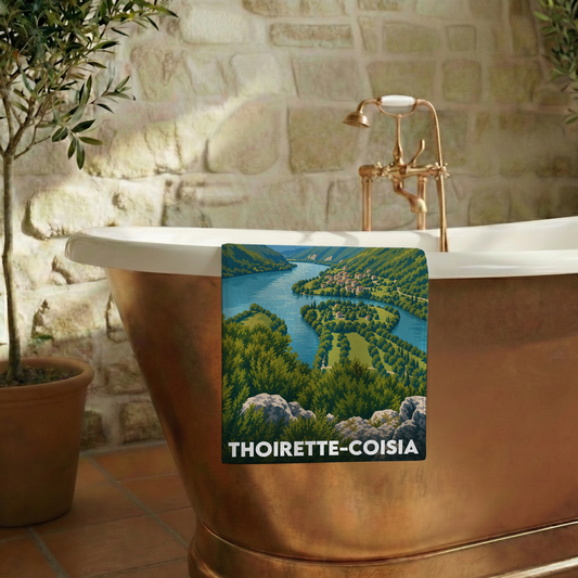 Serviette de bain souvenir de la ville de Thoirette-Coisia avec une illustration stylisée de son paysage.