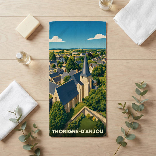 Serviette de bain souvenir de la ville de Thorigné-d'Anjou avec une illustration stylisée de son église et de ses paysages.
