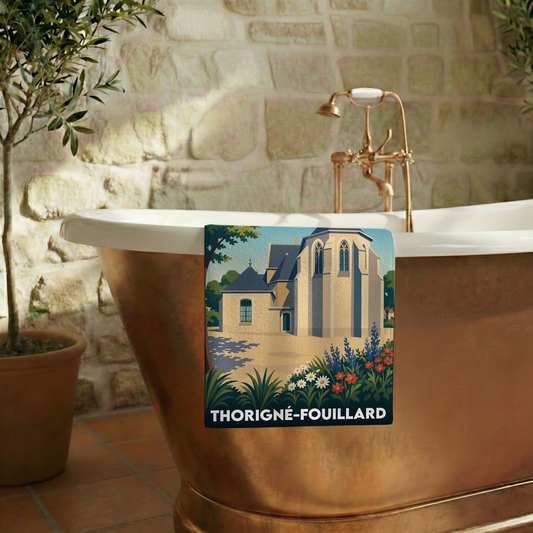 Serviette de bain souvenir de la ville de Thorigné-Fouillard avec une illustration stylisée de son église.