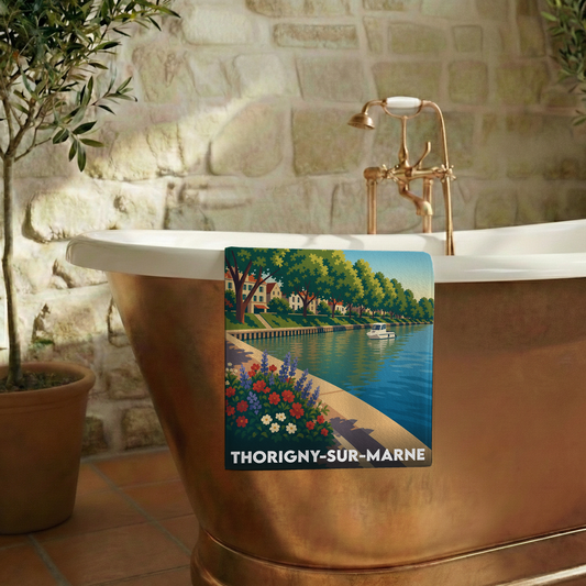 Serviette de bain souvenir de la ville de Thorigny-sur-Marne avec une illustration stylisée des bords de Marne.