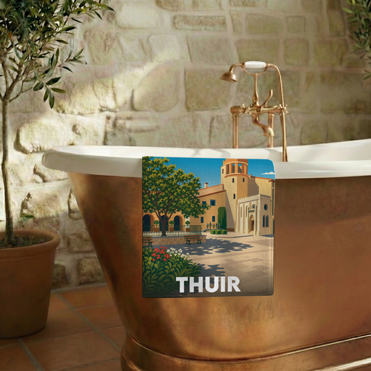 Serviette de bain souvenir de la ville de Thuir avec une illustration stylisée.