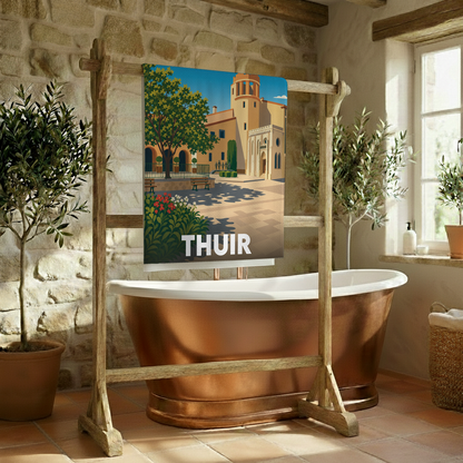 Serviette de bain souvenir de la ville de Thuir ornée d'une illustration stylisée de sa place principale.