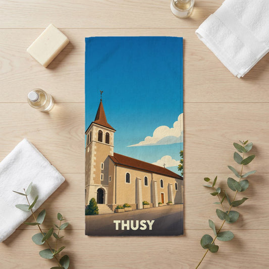 Serviette de bain souvenir de la ville de Thusy avec une illustration stylisée de son église.