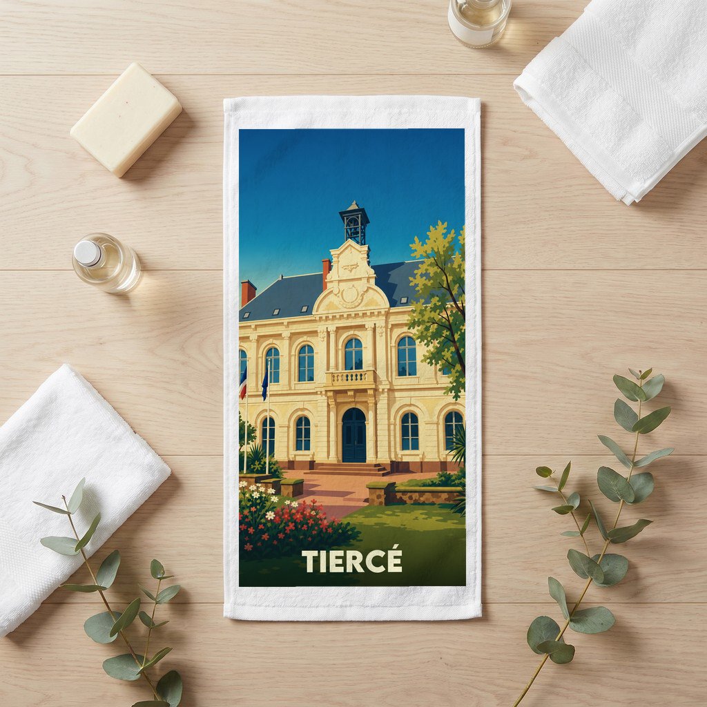 Serviette de bain souvenir de la ville de Tiercé avec une illustration stylisée de son hôtel de ville.