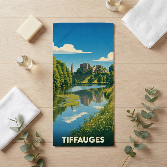 Serviette de bain souvenir de la ville de Tiffauges avec une illustration stylisée d'un château au bord de l'eau.