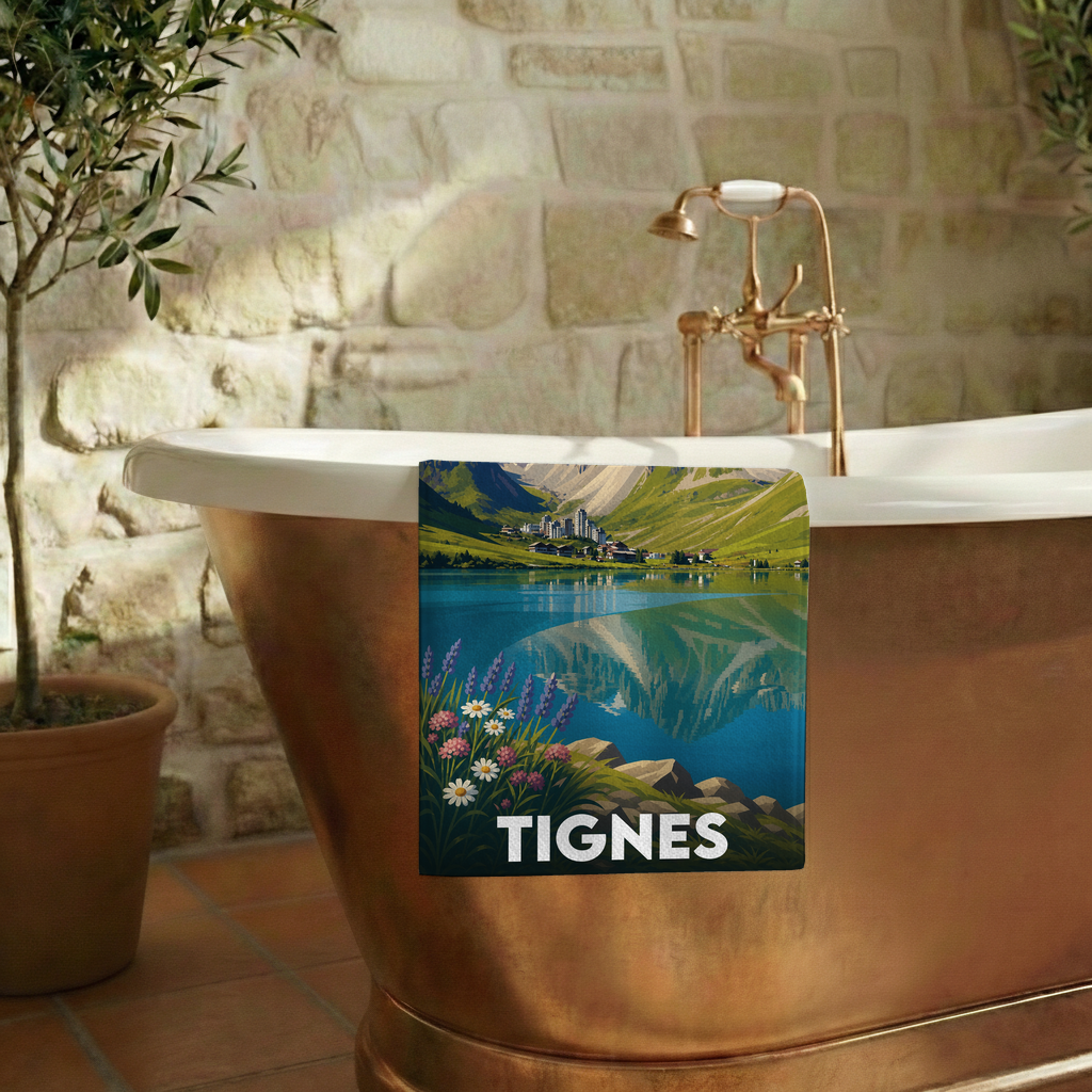 Serviette de bain souvenir de la ville de Tignes avec une illustration stylisée d'un paysage de montagne et de lac.