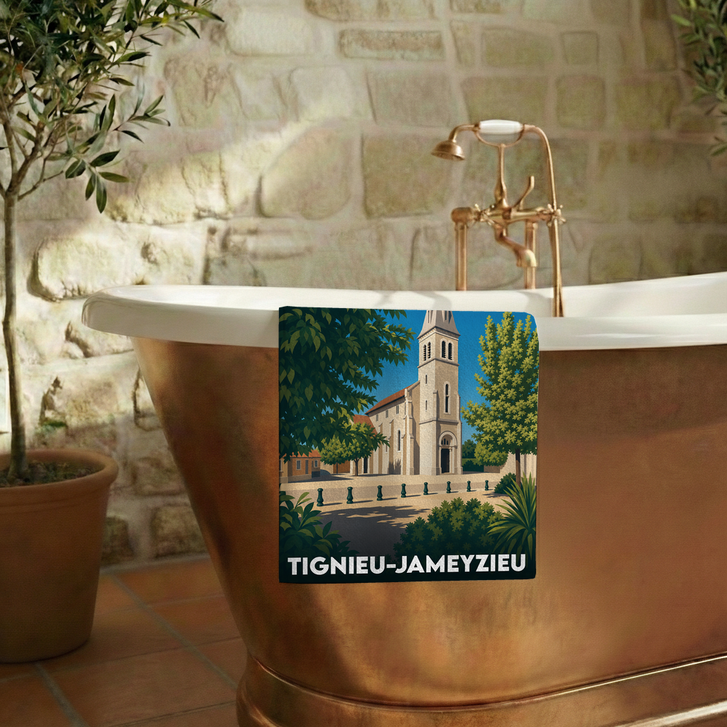 Serviette de bain souvenir de la ville de Tignieu-Jameyzieu avec une illustration stylisée de son église.