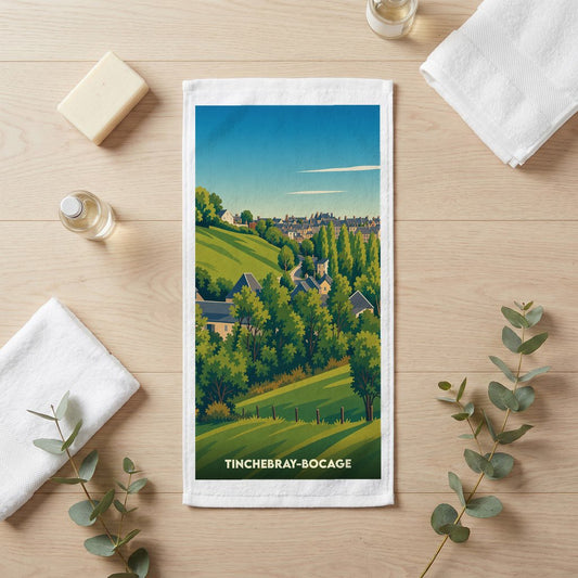 Serviette de bain souvenir de la ville de Tinchebray-Bocage ornée d'une illustration de paysage champêtre.