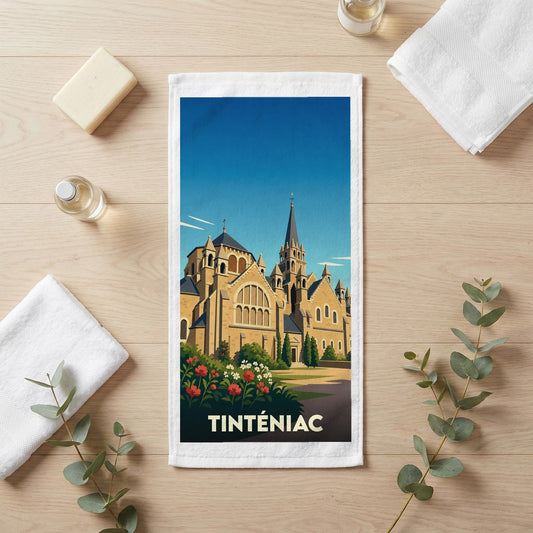 Serviette de bain souvenir de la ville de Tinténiac avec une illustration stylisée de son église.