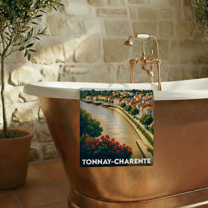 Serviette de bain souvenir de la ville de Tonnay-Charente avec une illustration stylisée des bords de Charente.
