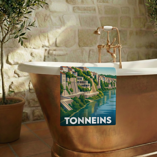 Serviette de bain souvenir de la ville de Tonneins avec une illustration stylisée d'un paysage fluvial.