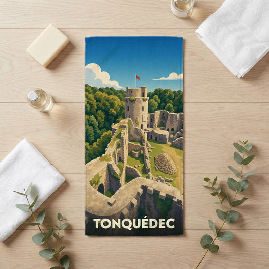 Serviette de bain souvenir de la ville de Tonquédec avec une illustration stylisée d'un château médiéval.