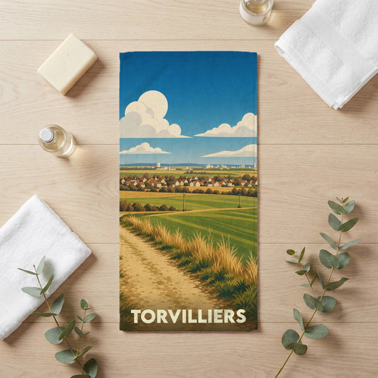 Serviette de bain souvenir de la ville de Torvilliers avec une illustration de paysage champêtre stylisé.