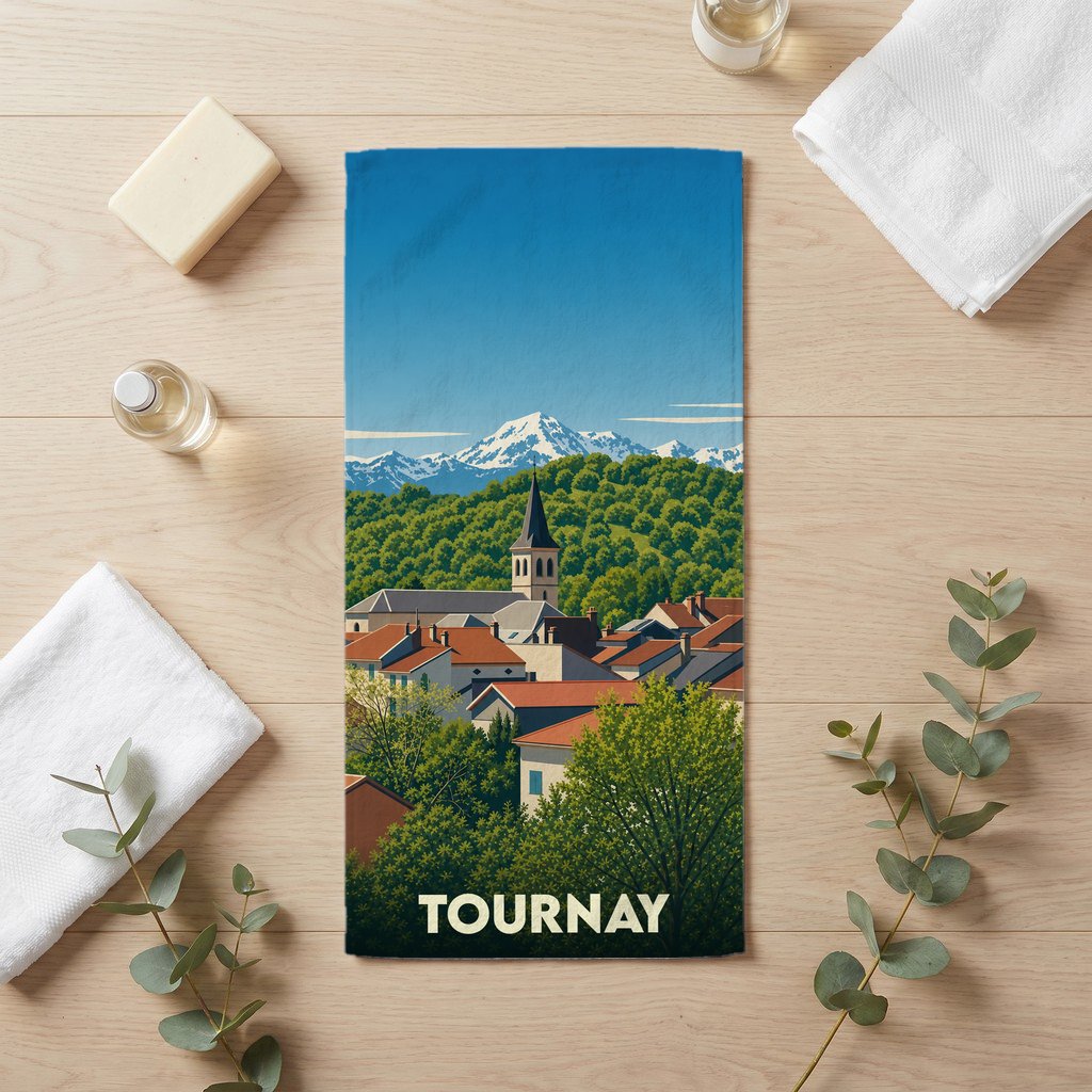 Serviette de bain souvenir de la ville de Tournay avec une illustration stylisée d'un paysage montagneux.