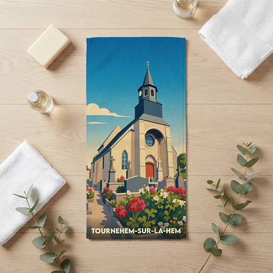 Serviette de bain souvenir de la ville de Tournehem-sur-la-Hem avec une illustration stylisée de son église et de son jardin fleuri.