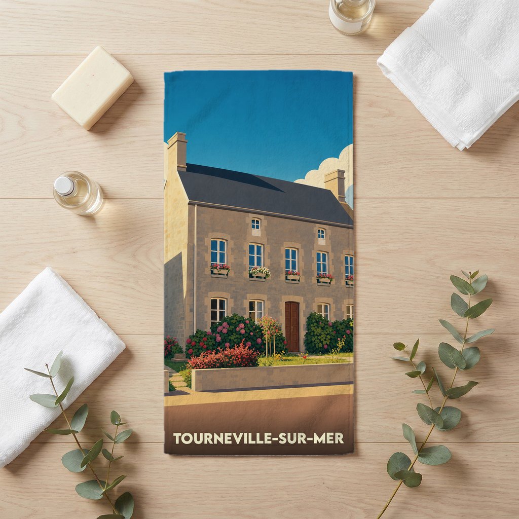 Serviette de bain souvenir de Tourneville-sur-Mer illustrée d'une maison en pierre typique et fleurie.