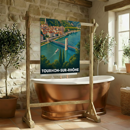 Serviette de bain souvenir de la ville de Tournon-sur-Rhône avec une illustration stylisée.