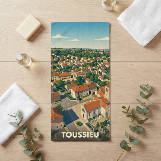 Serviette de bain souvenir de la ville de Toussieu avec une illustration stylisée vue du ciel.