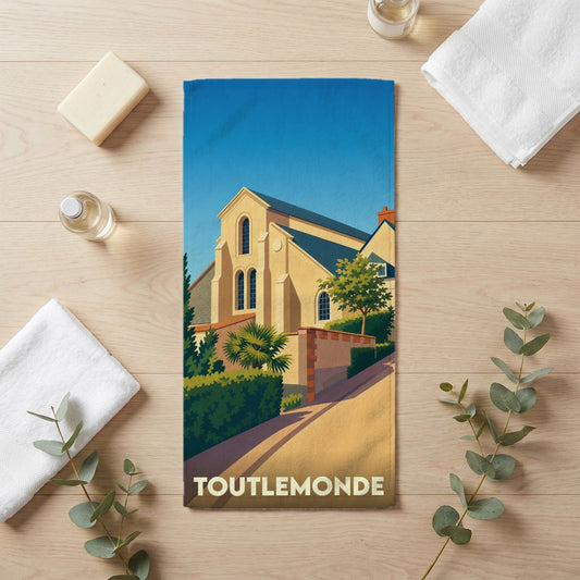 Serviette de bain souvenir de la ville de Toutlemonde avec une illustration stylisée.