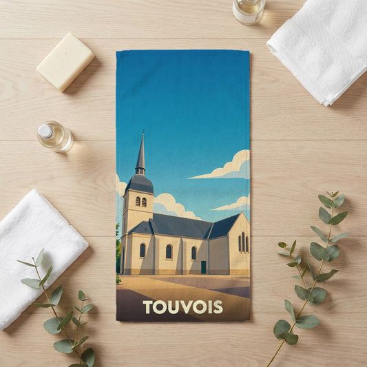 Serviette de bain souvenir de la ville de Touvois avec une illustration stylisée de son église.