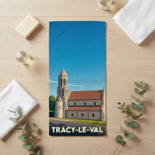 Serviette de bain souvenir de la ville de Tracy-le-Val avec une illustration stylisée de son église.