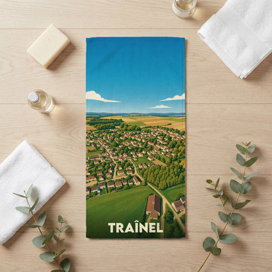 Serviette de bain souvenir de la ville de Traînel avec une illustration stylisée d'un paysage aérien.