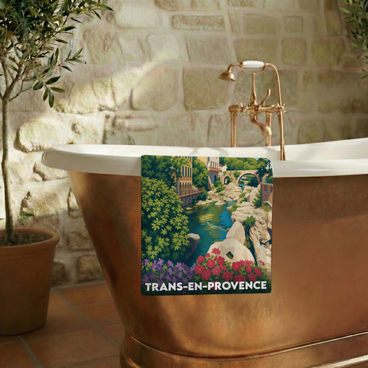 Serviette de bain souvenir de Trans-en-Provence ornée d'une illustration colorée et stylisée de la ville.