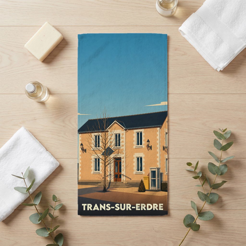 Serviette de bain souvenir de la ville de Trans-sur-Erdre avec une illustration stylisée d'un bâtiment typique.